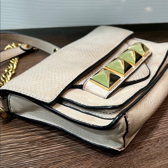 Elegant Linea Pelle Cream and Gold Chain Crossbody Bag - Picture 8 of 14